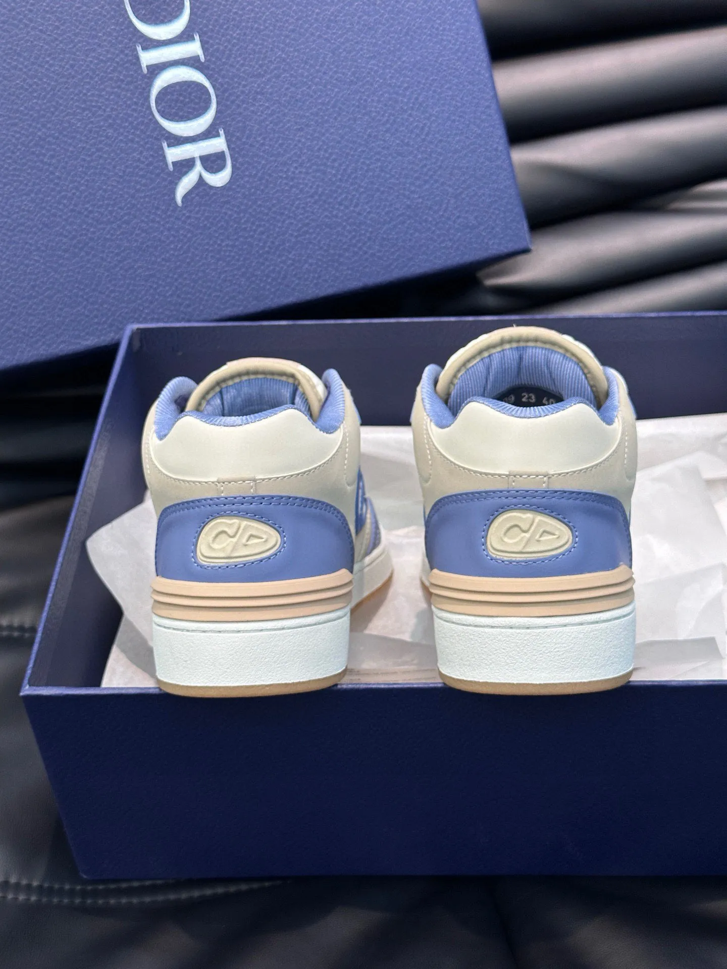 Ex-factory price: 440💰DIOB57 mid-top sneakers are shipped. This B57 mid-top sneaker is a new product in the 2024 spring men's wear series. It reinterprets the basketball shoe design and has become a classic item of Dior. Mid-top lace-up style crafted from color-blocked cow leather with contrasting suede and a CD logo displayed on the side. The tongue is decorated with the Dior B57 logo, and various distinctive details enhance the style. The CD logo eyelet details, upper stitching and rubber panels highlight the dynamic charm of its sports style. With two-color rubber sole, mesh fabric lining and cotton lining for foot padding, the upper foot is comfortable and breathable. Can be paired with a variety of clothing to create a sophisticated look. Code 38-44, (45 can be customized)